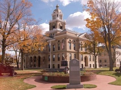 Gratiot County Courthouse and War Memorial image. Click for full size.