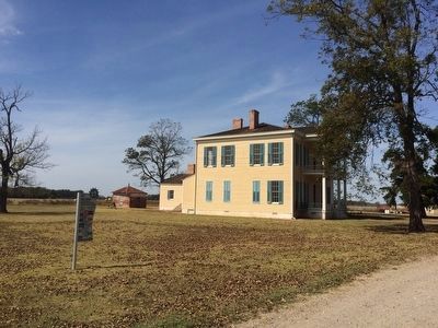 Side view of Lakeport Plantation House. image. Click for full size.