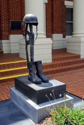 Warren County Veterans Monument image. Click for full size.