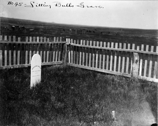 Sitting Bull's Grave at Fort Yates image. Click for full size.