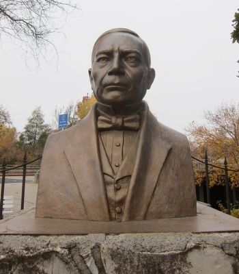 Benito Juarez Statue image. Click for full size.