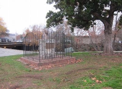 Benito Juarez Statue and Marker - Wide View image. Click for full size.