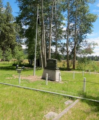 Fort Klamath Military Cemetery Memorial Marker - Wide View image. Click for full size.