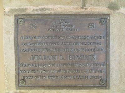 Plaque next to entrance of courthouse image. Click for full size.