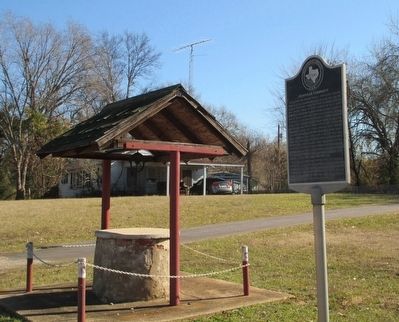 Starrville Community Marker and town well image. Click for full size.