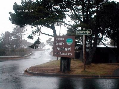 Sign at the entrance to Devil's Punchbowl Park image. Click for full size.