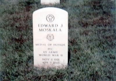 Edward J. Moskala World War II Congressional Medal of Honor Recipient image. Click for full size.