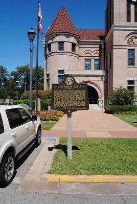 Jefferson Davis Marker<br>Wilkes County Courthouse in Background. Click for full size. Jefferson Davis Marker<br>Wilkes County Courthouse in Background image. Click for full size.