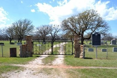 Entrance to Tyra Graveyard - Murray Community Cemetery image. Click for full size.
