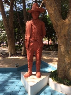 Nearby statue of Augusto Sandino image. Click for full size.