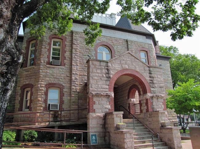 Old Marion County Courthouse (<i>front west corner</i>). Click for full size. Old Marion County Courthouse (<i>front west corner</i>) image. Click for full size.