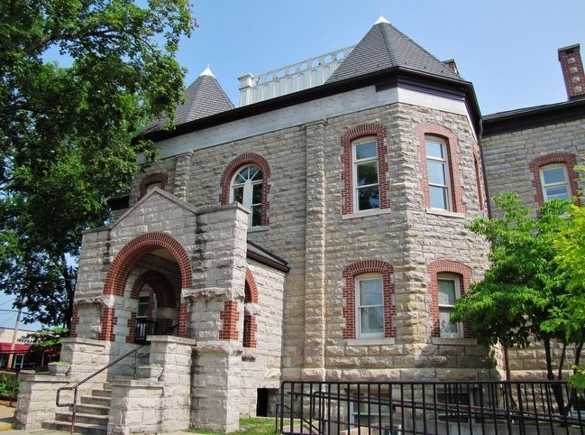 Old Marion County Courthouse (<i>front east corner</i>). Click for full size. Old Marion County Courthouse (<i>front east corner</i>) image. Click for full size.