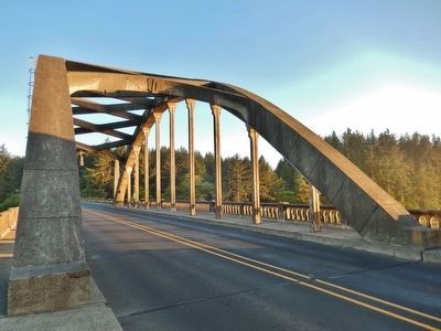 Siuslaw River Bridge (<i>concrete arch detail</i>) image. Click for full size.