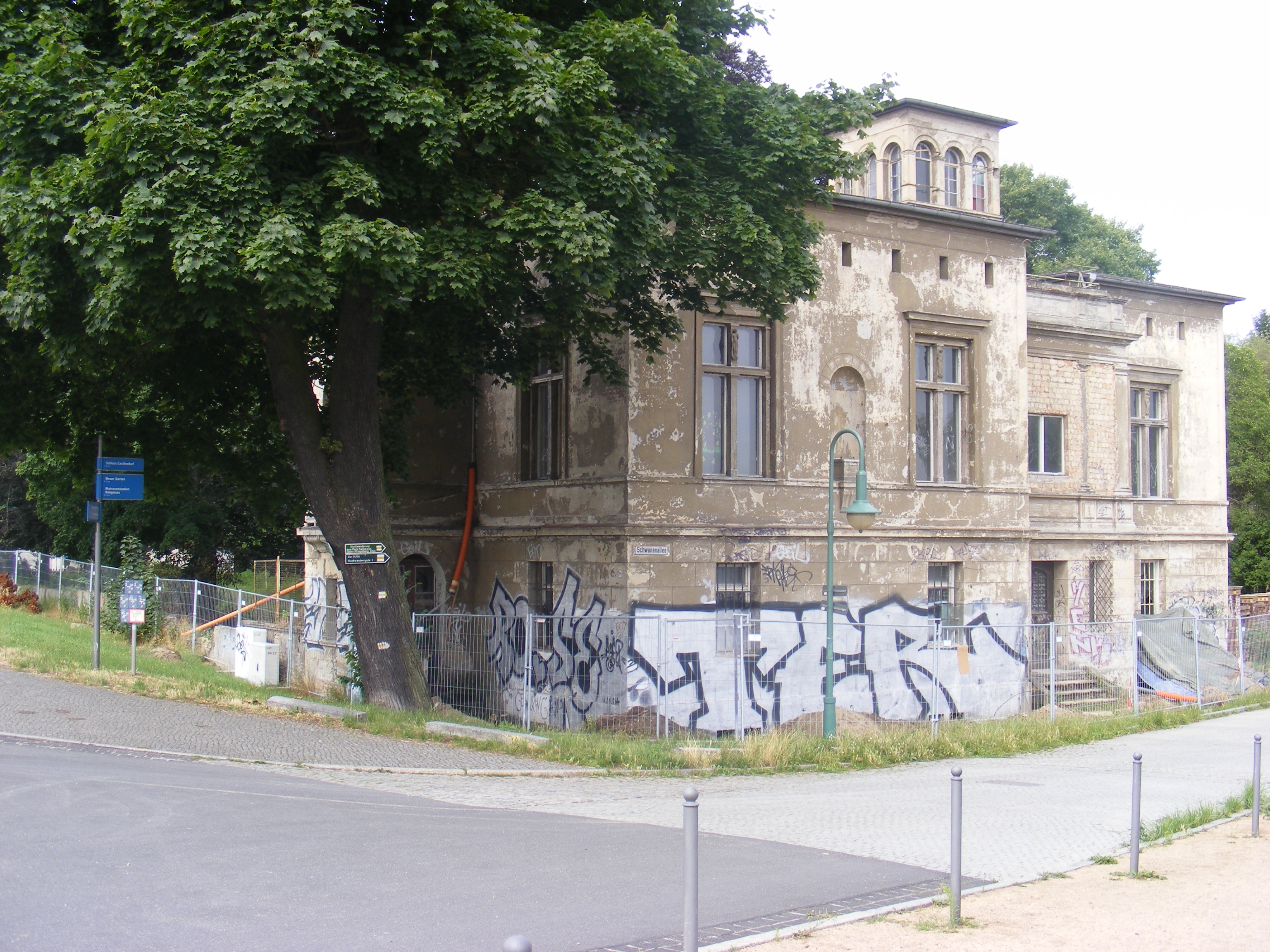 Dilapidated building in East Berlin 39 years after the opening of the Wall