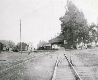Looking south from Thornton Avenue toward the South Pacific Coast RR arcade-style station. image. Click for full size.