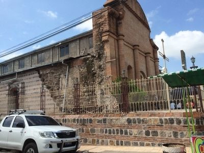 La Iglesia Católica de Apastepeque, Parroquia Santiago Apóstol. Click for full size. La Iglesia Católica de Apastepeque, Parroquia Santiago Apóstol image. Click for full size.