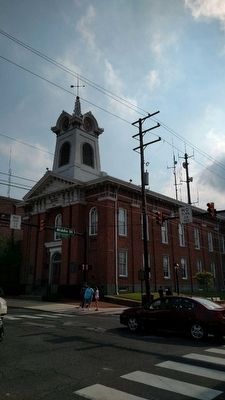 Adams County Courthouse and Marker image. Click for full size.