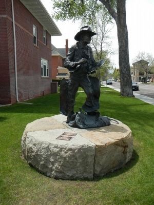 Elling William "Bill" Golling statue image. Click for full size.