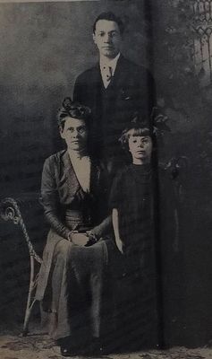 Fred French, his wife Lydia and 8 year old daughter Alice. image. Click for full size.