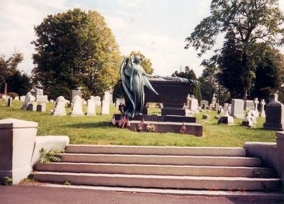 Distant shot of the Chester A. Arthur Grave image. Click for full size.