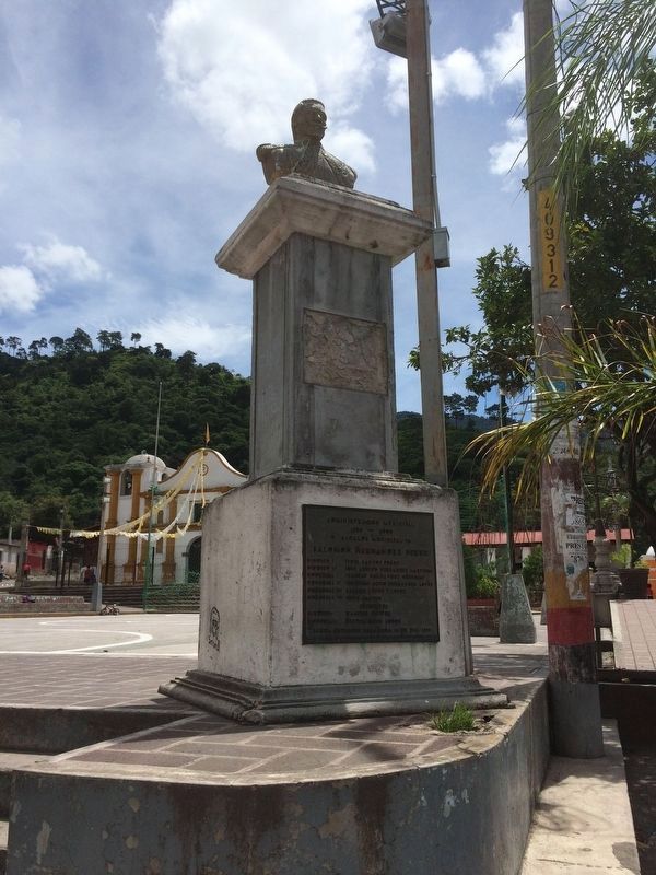 Bust and monument of Sancho Barahona image. Click for full size.