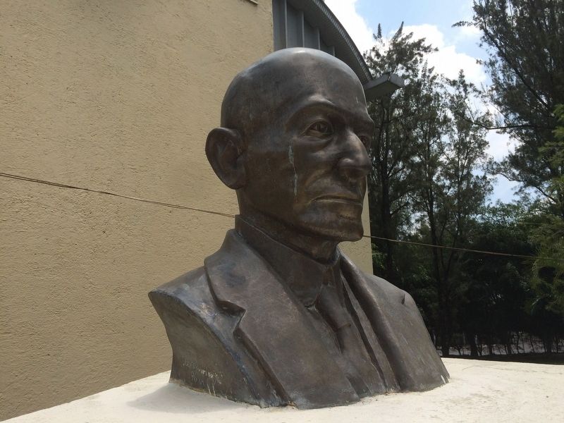 Detail of the bust of Engineer Claudio Urrutia M. image. Click for full size.
