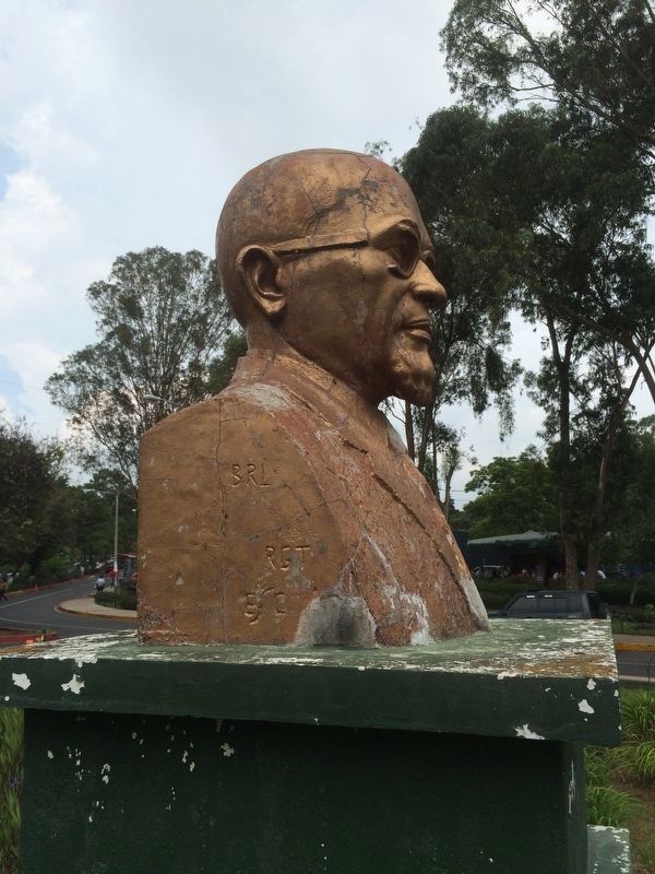 Dr. Carlos Martnez Durn bust image. Click for full size.