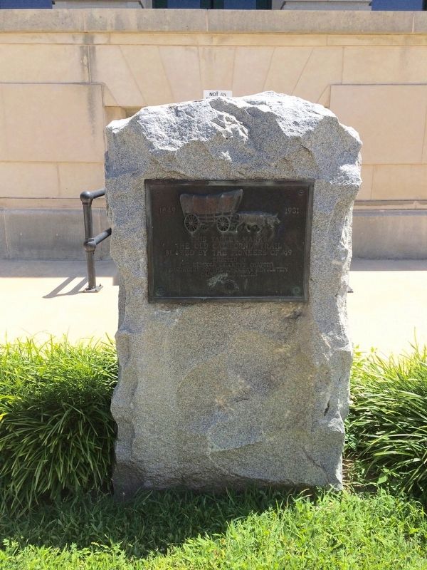 The Old California Trail Marker on north side of Cooke County Courthouse. image. Click for full size.