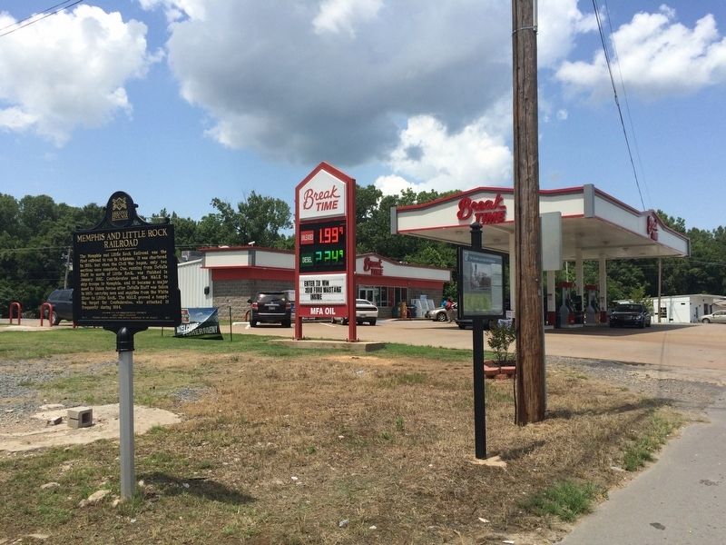Memphis and Little Rock Railroad Marker near gas station. image. Click for full size.