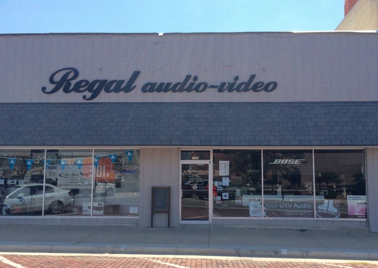 Wide view of marker in front of current Regal Audio-Video store. image. Click for full size.