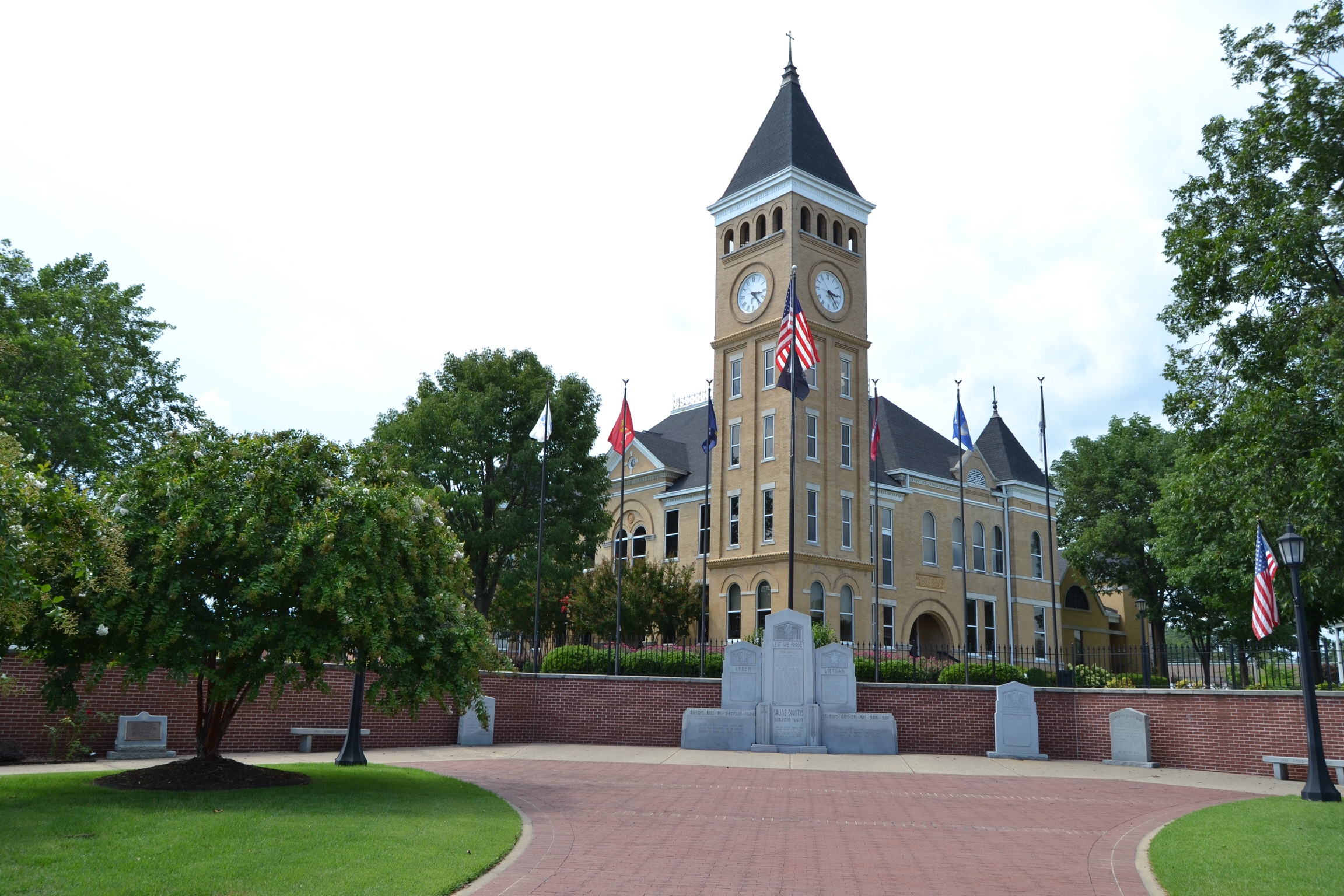 Memorials at Saline County Courthouse