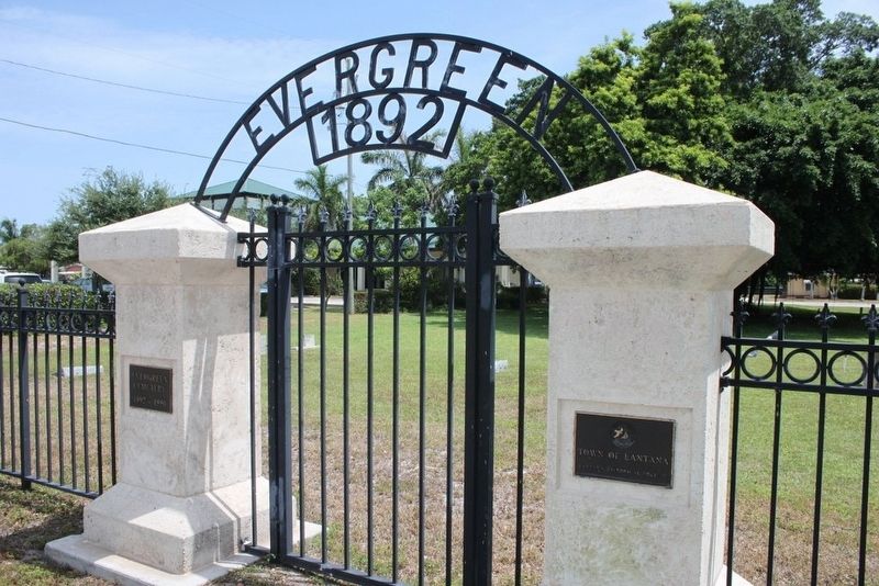 Evergreen Cemetery entry along Lantana Road image. Click for full size.
