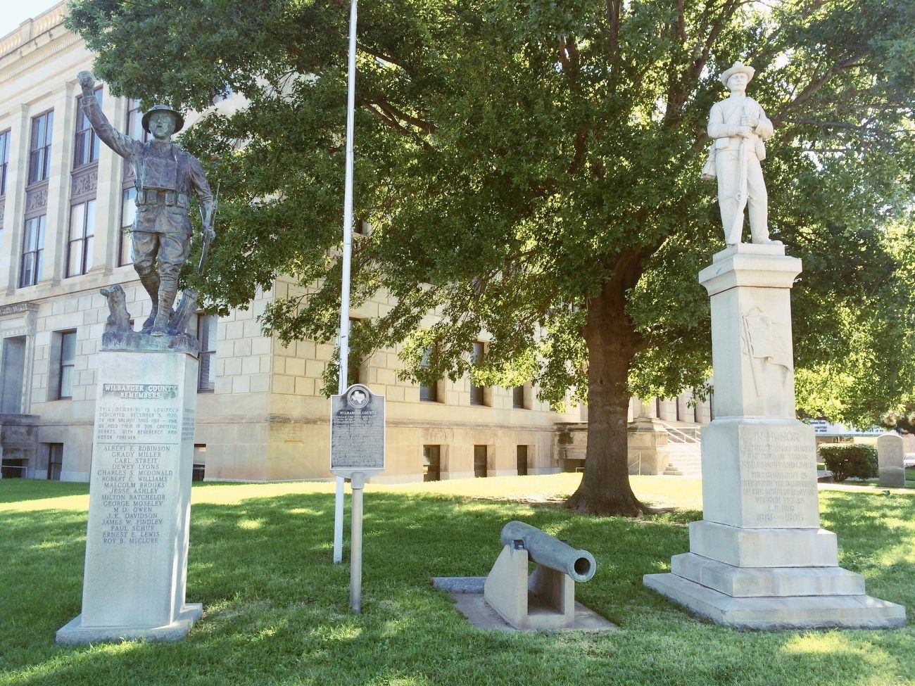 Marker in front of County Courthouse and Confederate & WWI statues. image. Click for full size.