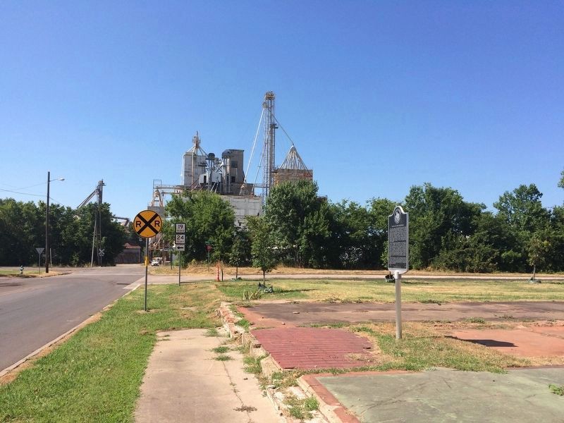 View from marker towards Ragland Mills (animal feed plant) and West Hearne Avenue. image. Click for full size.