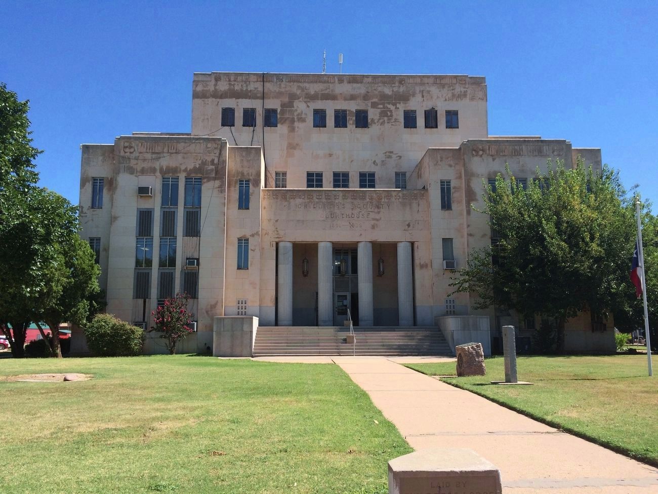 Childress County Courthouse (monument on right of sidewalk). image. Click for full size.