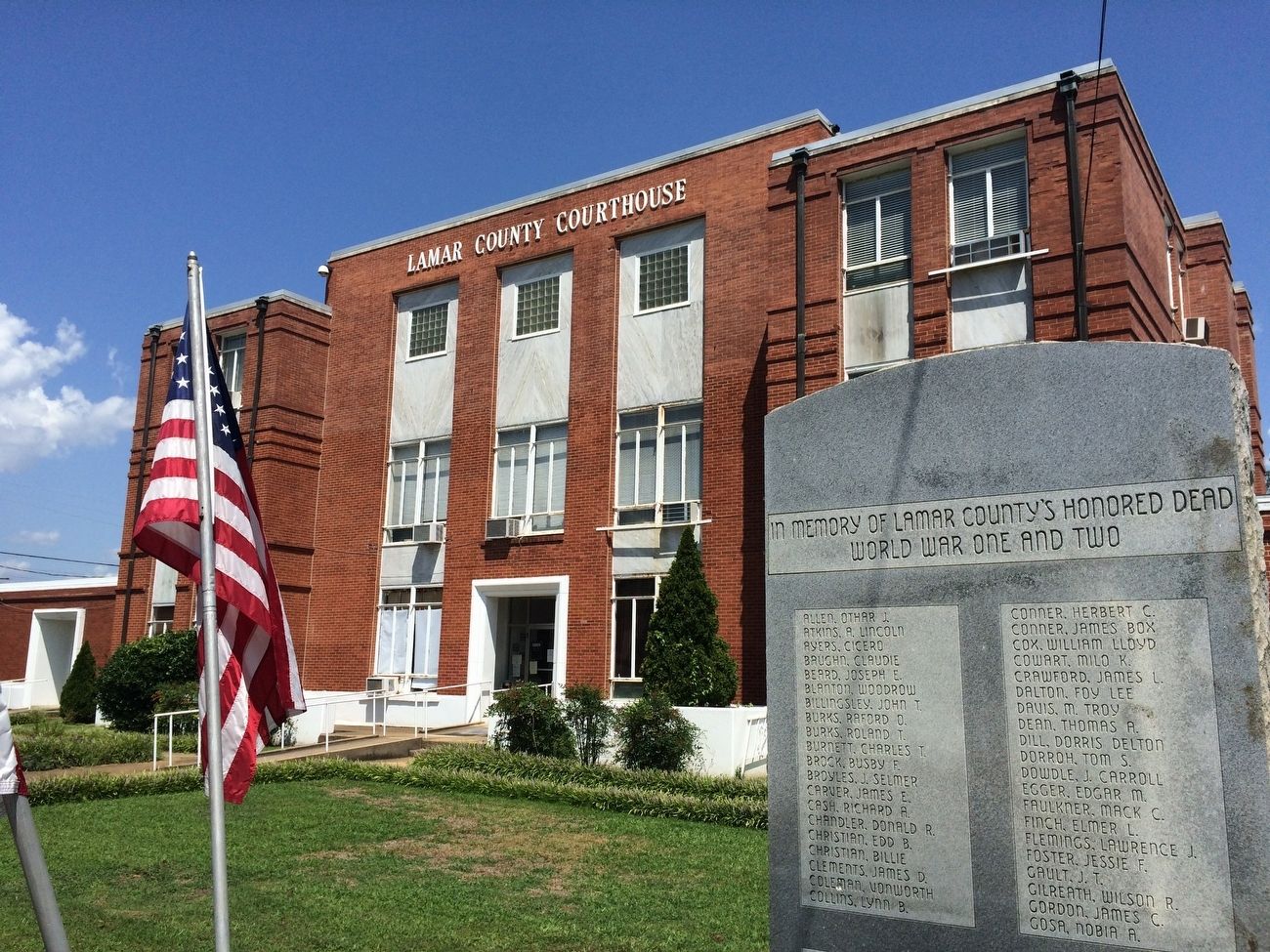 Lamar County WWI & WWII Memorial at Courthouse. image. Click for full size.