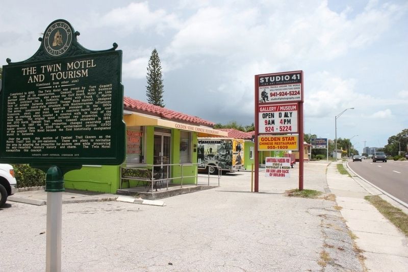 The Twin Motel and Tourism Marker with motel in background image. Click for full size.