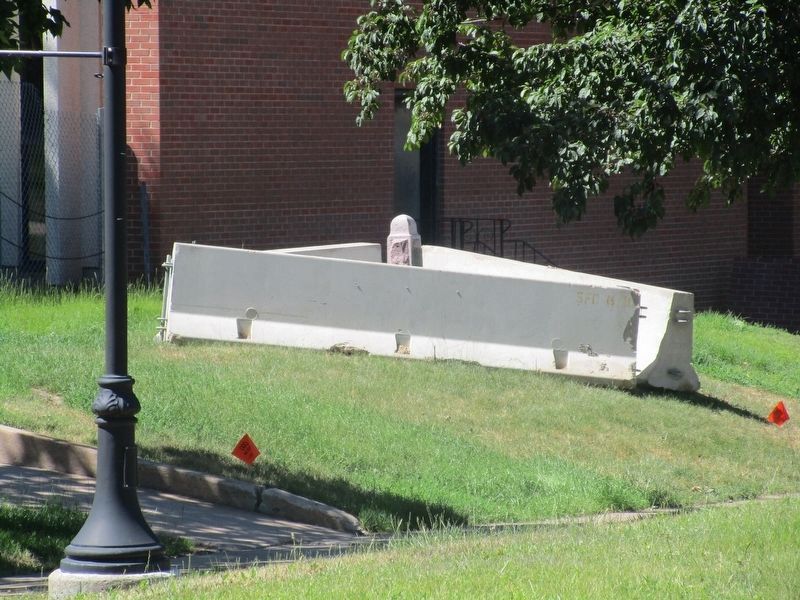 The Old Yankton Trail Marker image. Click for full size.