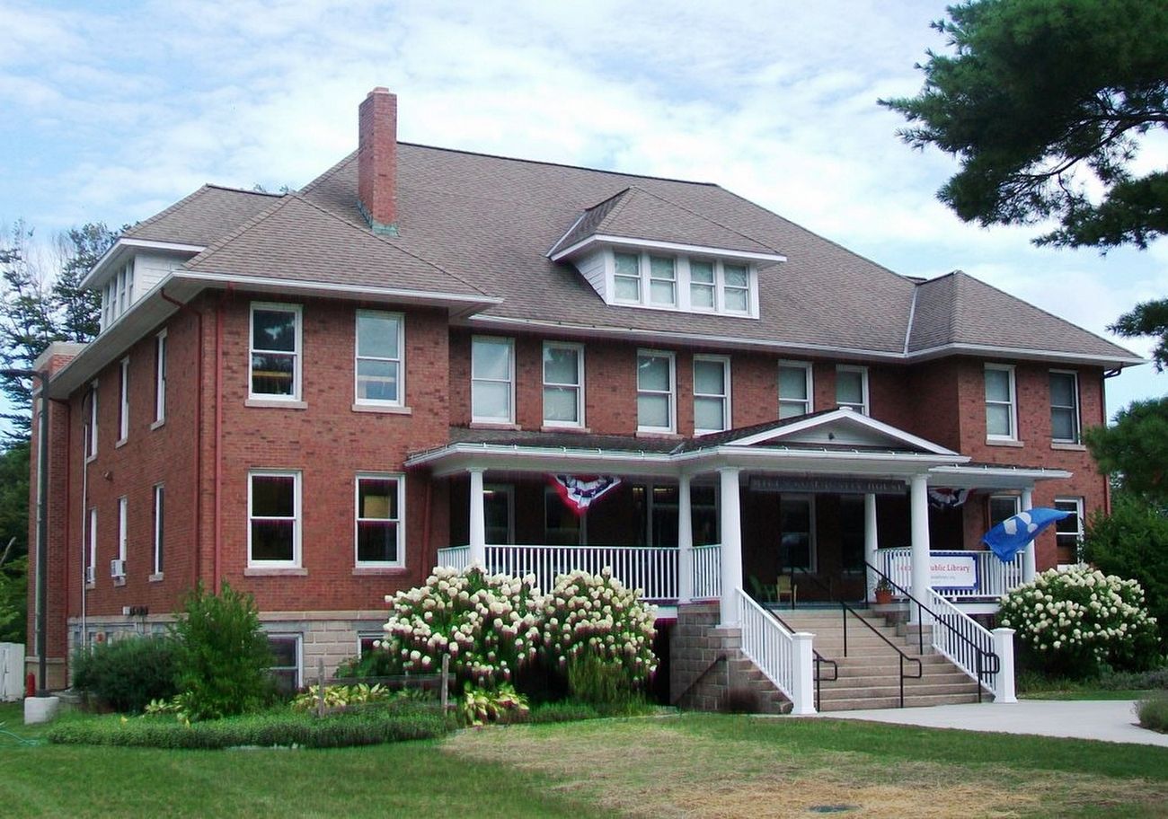 Mills Community House and Public Library image. Click for full size.