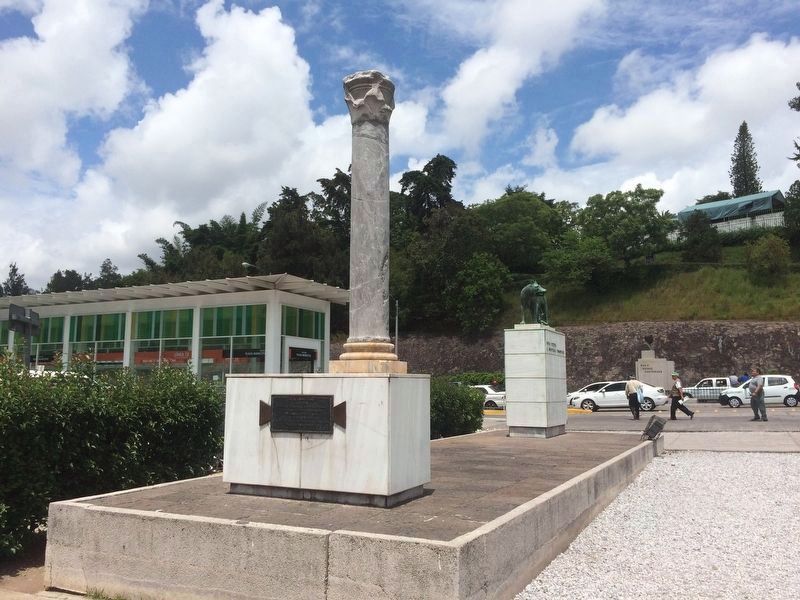 Nearby marker, Roman column and statue of Romulus and Remus dedicated to Guatemala and Italy. image. Click for full size.
