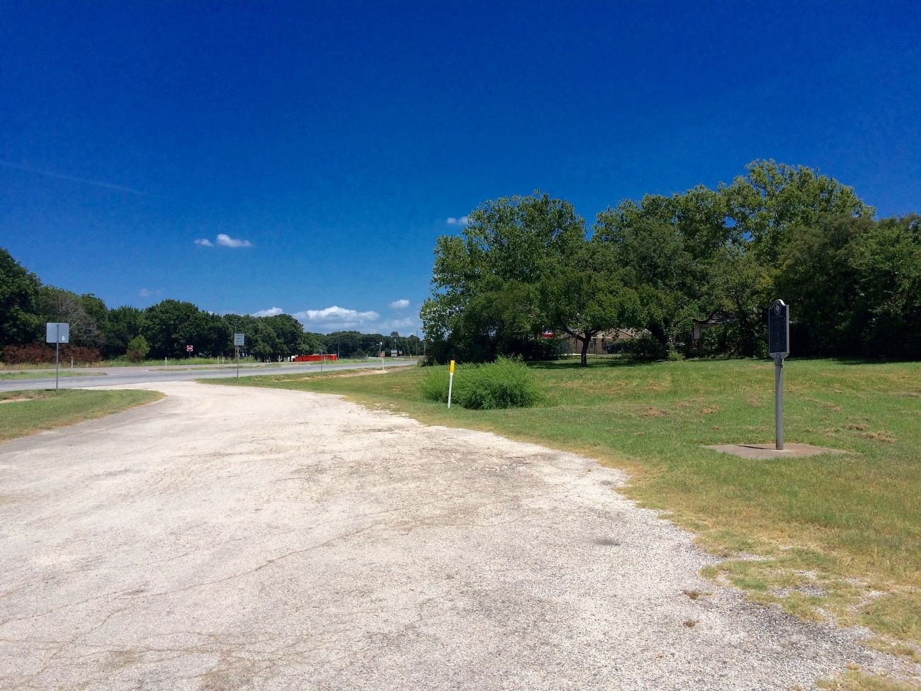 The Cross Timbers Marker looking east towards US Highway 82. image. Click for full size.