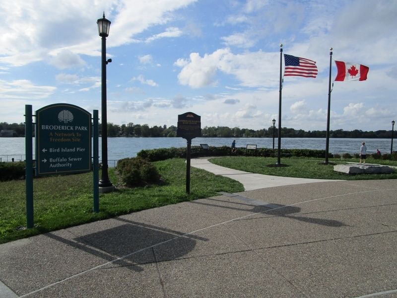 Marker & Niagara River Towards Canada image. Click for full size.