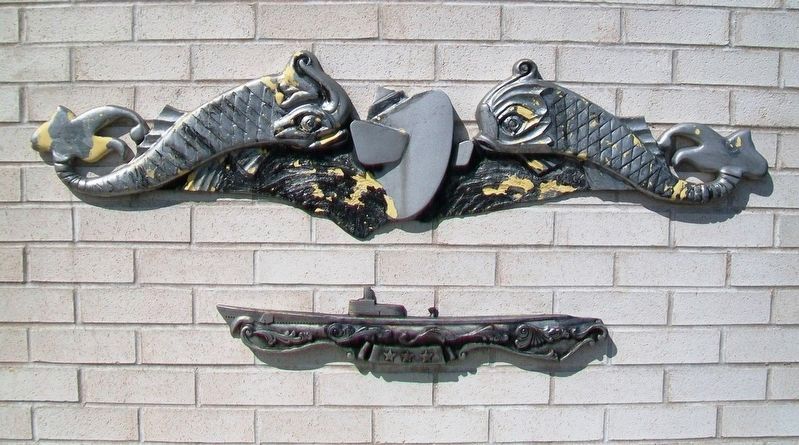 U.S.N. Submariner Emblems on USS Escolar (SS 294) Memorial image. Click for full size.