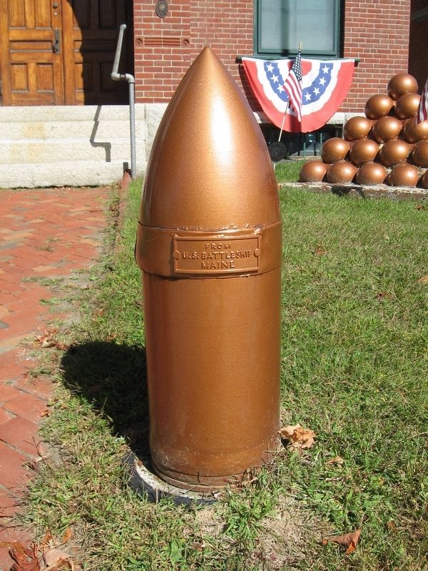 10-inch shell from Battleship U.S.S. Maine in front of the Lebanon Soldiers Memorial Building image. Click for full size.
