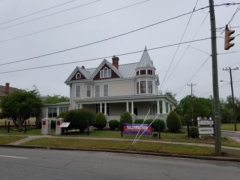 The Newsome House and Marker image. Click for full size.