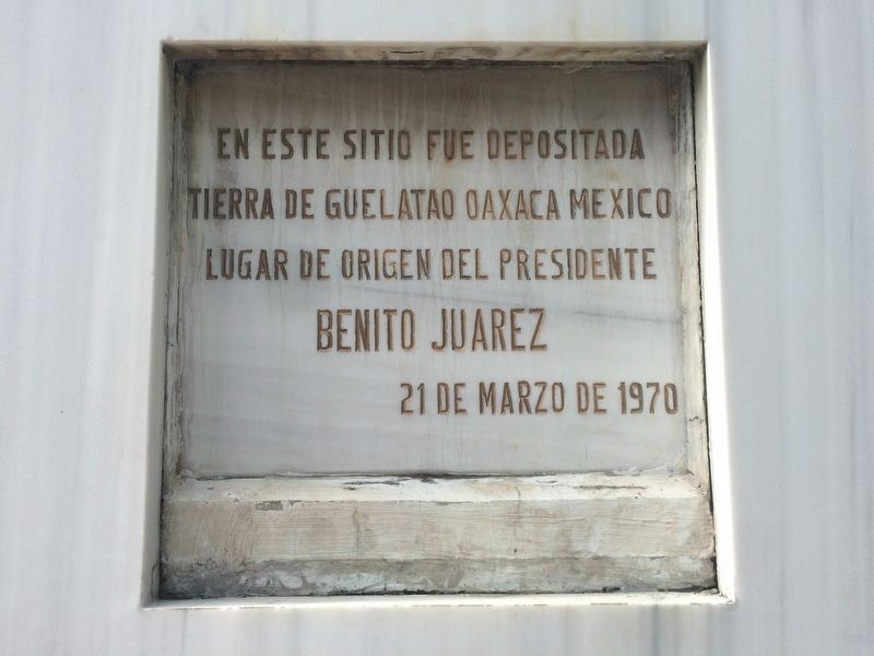 Benito Juárez marker on the monument's reverse image. Click for full size.