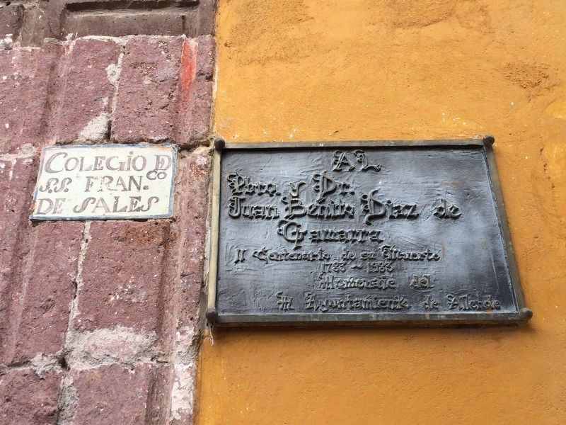 Additional marker on the right of the entrance to the Colegio de Sales image. Click for full size.
