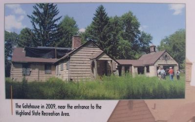 Lower middle image image. Click for full size.