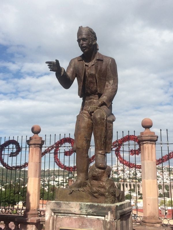 Ignacio Pérez statue image. Click for full size.
