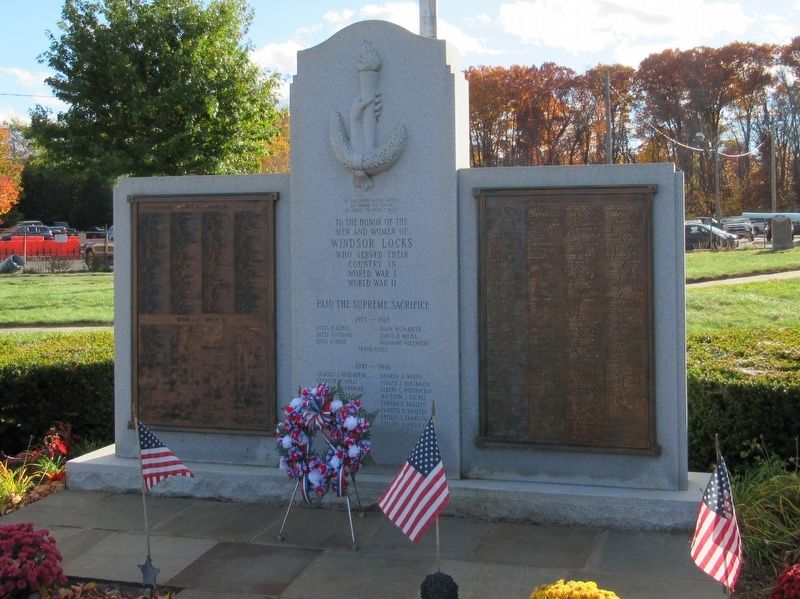 Windsor Locks World War I and II Monument image. Click for full size.